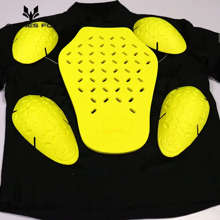 Veste de moto avec protections intégrées pour les épaules
