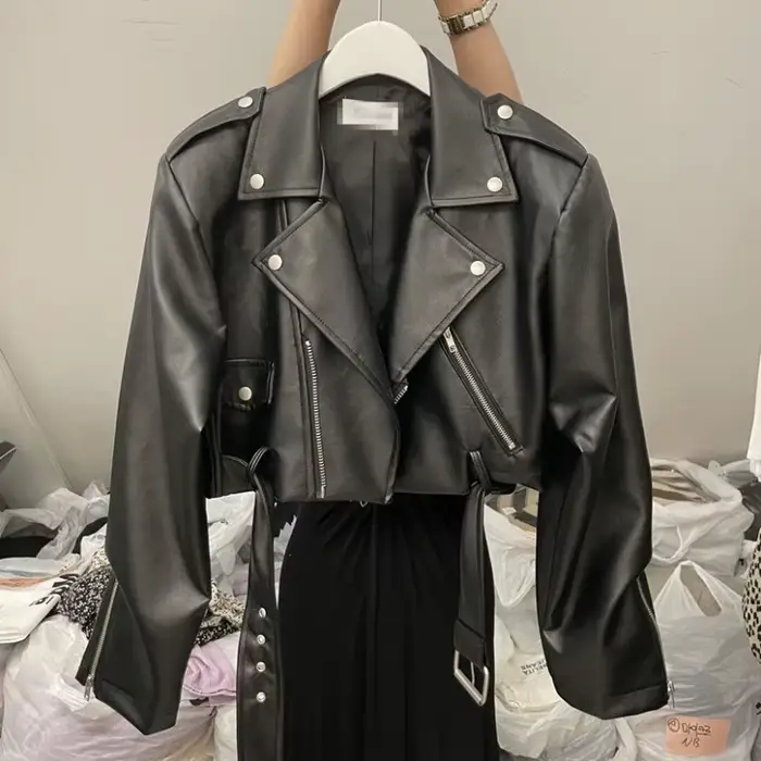 Blouson moto en similicuir noir pour femme, coupe courte, avec ceinture et détails zippés, pour un s