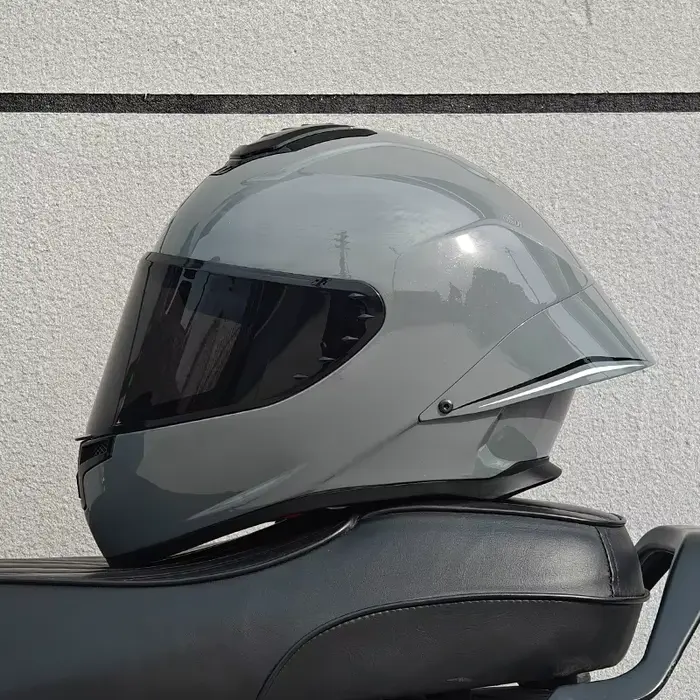 Casque de moto modulaire blanc à visière relevable