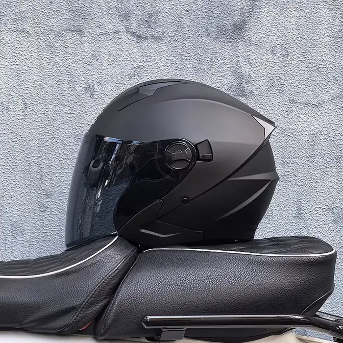 Demi-casques de moto pour touristes