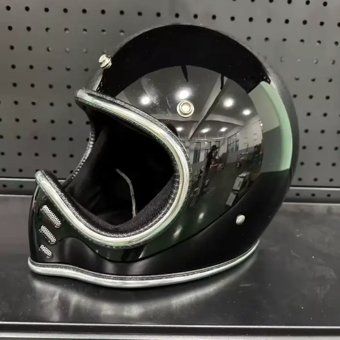 Petit casque à nez pointu