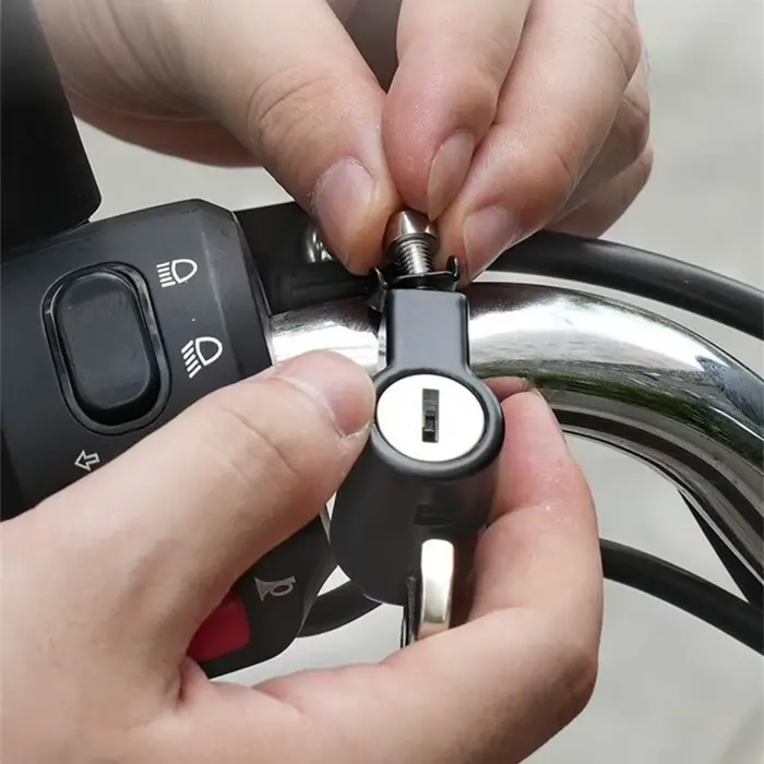 Verrou universel pour casque de moto